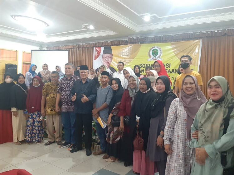 Anggota Komisi IV DPRD Kaltim, Abdul Kadir Tappa foto bersama peserta sosialisasi wawasan kebangsaan. (Rera/bontangpost.id)