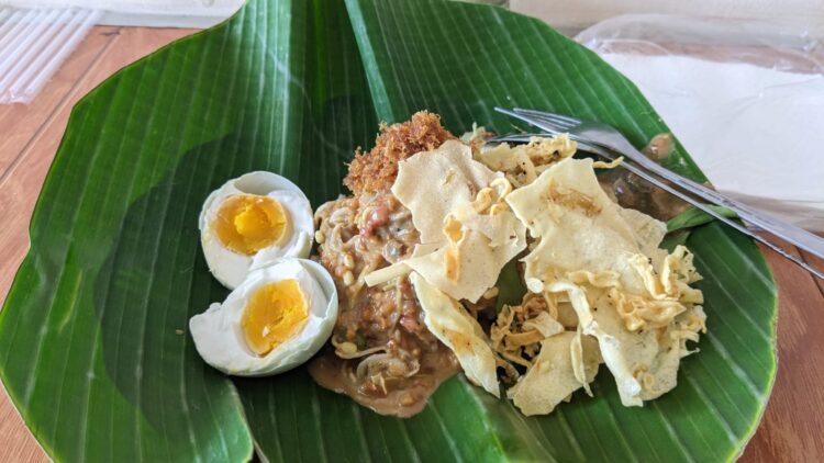 Nasi pecel Bu Emi depan RS Amalia Bontang (Nasrullah/bontangpost.id)