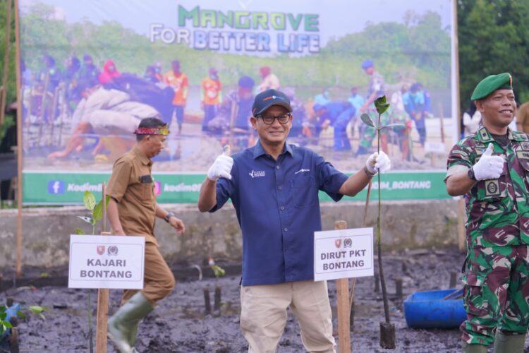 Direktur Keuangan dan Umum Pupuk Kaltim Qomaruzzaman, ikut dalam penanaman mangrove serentak bersama jajaran Kodim 0908, Wali Kota Bontang Basri Rase dan stakeholder di Pusat Konservasi Mangrove Kota Bontang
