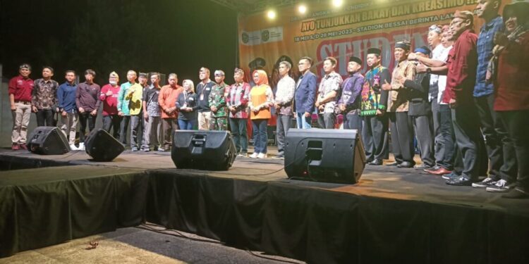 Student Expo di Lang-Lang yang menampilkan DJ dan fashion show pria berpenampilan wanita mendapat sorotan dari berbagai pihak, karena dianggap tidak etis