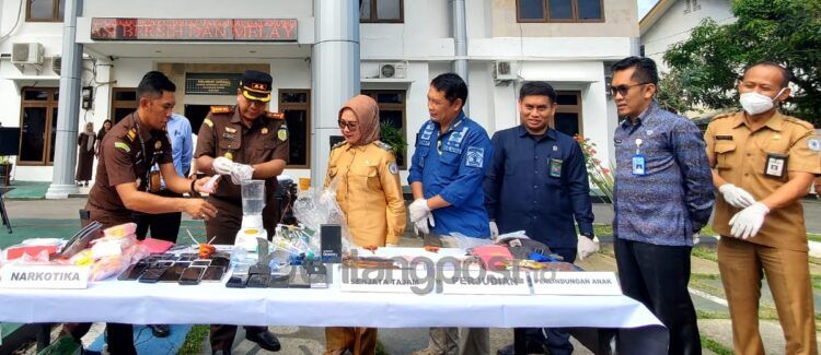 Kejaksaan Negeri bersama pemkot dan unsur Forkopimda memusnahkan barang bukti hasil perkara (Lutfi Rahmatunnisa'/bontangpost.id)