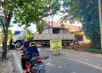Truk Pengangkut Tiang Pancang Amblas di Jalan Awang Long, Arus Lalu Lintas Terhambat
