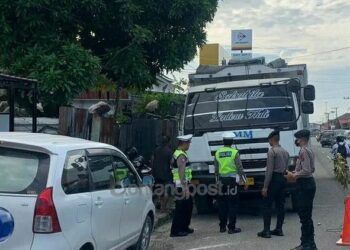 Polres Bontang Tertibkan Truk Parkir di Bahu Jalan