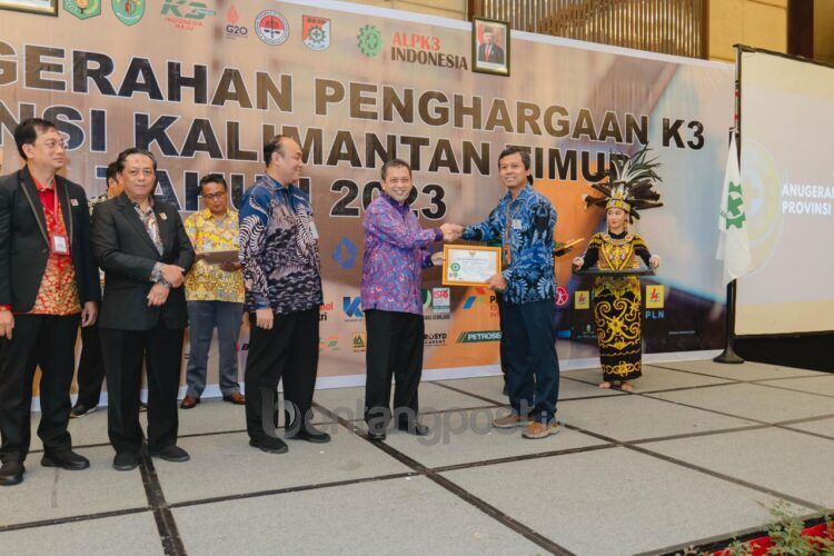 Penghargaan diterima oleh SVP Teknologi PKT Achmad Rois bersama VP K3 PKT David Ronaldo Manik dari Wakil Gubernur Kaltim Hadi Mulyadi di Hotel Novotel Balikpapan