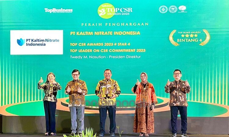 PT Kaltim Nitrate Indonesia (PT KNI) berhasil meraih TOP CSR Awards 2023 # Star 4 dan TOP Leader on CSR Commitment 2023 yang ditujukan kepada Twedy M. Nasution, selaku Presiden Direktur