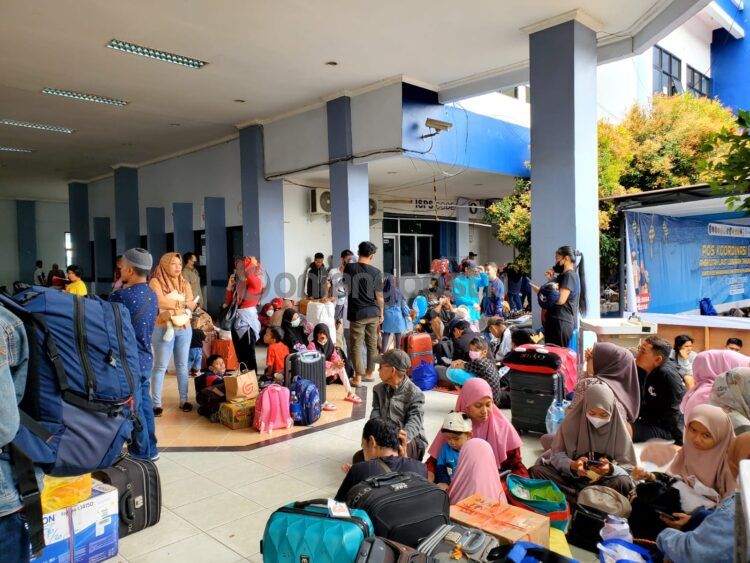 Penumpang padati Pelabuhan Loktuan (Lutfi/bontangpost.id)
