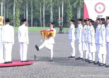 Siswi Kelas XII SMA Yayasan Vidya Dahana Patra (Vidatra), Fulgentia Marianne jadi pembawa baki duplikat bendera merah putih pada Hari Lahir Pancasila di Jakarta (Ist)