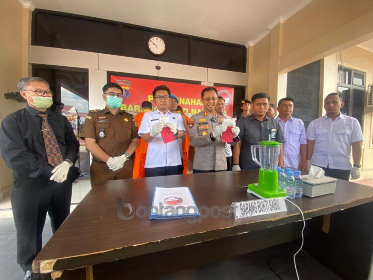 Kapolres Bontang bersama Forkopimda menunjukkan barang bukti sabu sebelum dimusnahkan (Yulianti Basri/bontangpost.id)