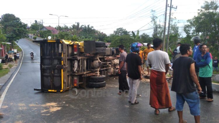 Truk terguling di Jalan S Parman (Jelita/bontangpost.id)