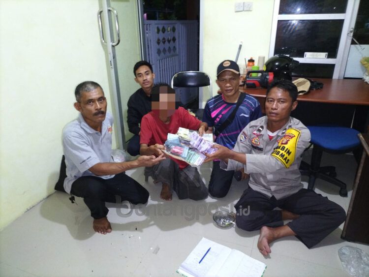 Bhabinkamtibmas Berebas Tengah, Ketua RT, dan sekuriti bersama-sama menghitung uang milik seorang gelandangan berpenghasilan puluhan juta (Ist)