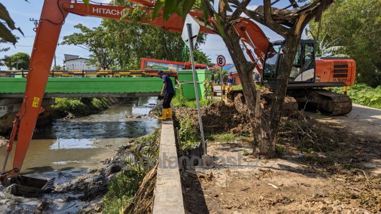 Pemkot Bontang turunkan ekskavator di depan Rusunawa Api-Api untuk mengeruk endapan lumpur yang mulai tebal (Nasrullah/bontangpost.id)