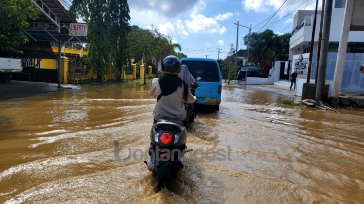 Banjir menggenangi Jalan Pattimura (Lutfi/bontangpost.id)