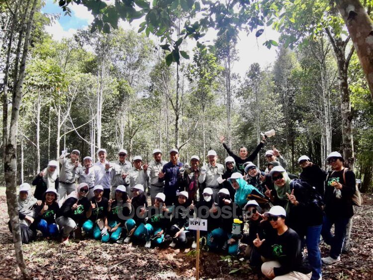 PT KPI dan SMA Negeri 2 Bontang melakukan penanamanan bibit pohon ulin (Rera/bontangpost.id)
