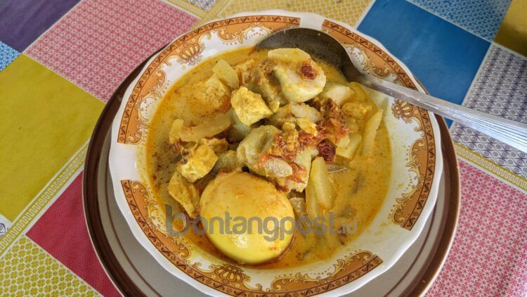 Lontong sayur samping PDAM (Nasrullah/bontangpost.id)