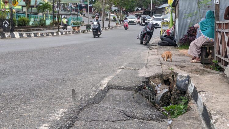 Lubang di trotoar Jalan WR Supratman Tanjung Laut kerap sebabkan kecelakaan (Narullah/bontangpost.id)