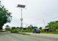 Jalan Soekarno Hatta Bontang Lestari mulai dipasangi lampu penerangan jalan umum (Jelita/bontangpost.id)
