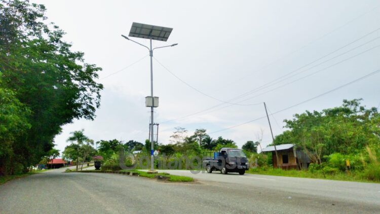 Jalan Soekarno Hatta Bontang Lestari mulai dipasangi lampu penerangan jalan umum (Jelita/bontangpost.id)