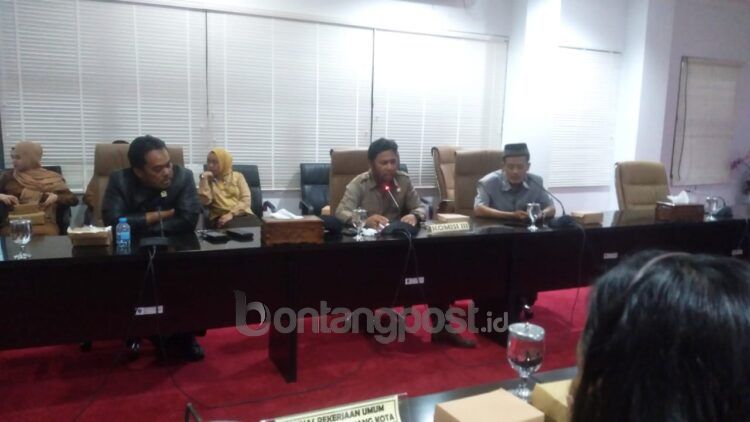 Komisi III DRPD Bontang batalkan rapat pembahasan penanganan banjir di SMP Negeri 5 lantaran tidak ada satu kepala OPD pun yang hadir (Jelita/bontangpost.id)