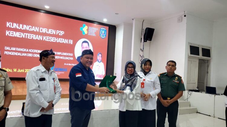 Kedatangan Direktur Jenderal Pencegahan dan Pengendalian Penyakit Kemenkes RI disambut Sekkot Bontang (Lutfi/bontangpost.id)