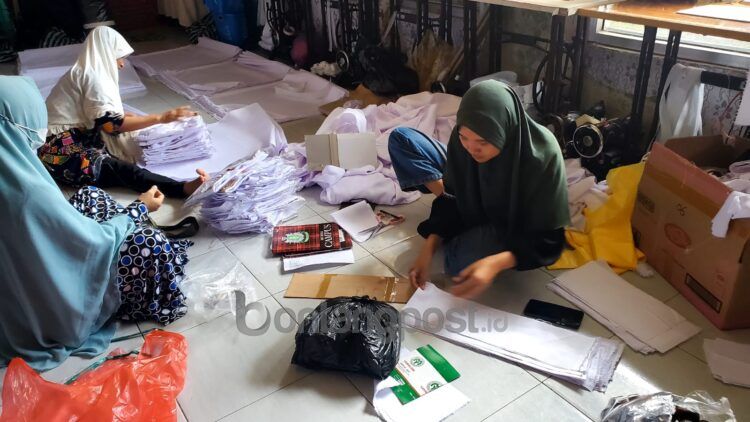 Proses pengukuran kain seragam sekolah gratis untuk pelajar Bontang di salah satu penjahit rumahan