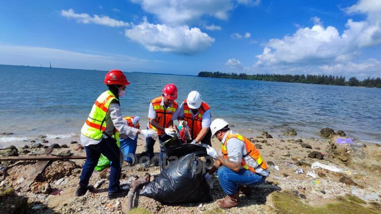 PT IMM bersih-bersih Pantai Galau Tanjung Laut Indah dalam rangka memperingati Hari Lingkungan