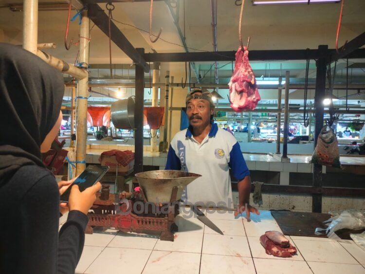 Pedagang di Pasar Taman Rawa Indah mengeluhkan menurunnya pelanggan dan pendapatan mereka akibat pembeli banyak beralih ke daging beku