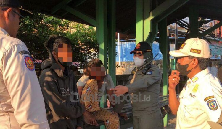 Satpol PP Bontang saat mengamankan pengemis dan gelandangan di Bontang
