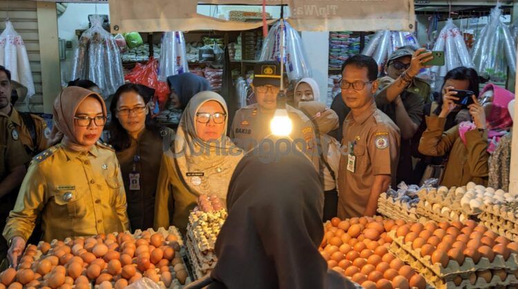 Wawali Najirah (ujung kiri) memimpin monitoring harga bahan pangan di Pasar Taman Rawa Indah (Nasrullah/bontangpost.id)