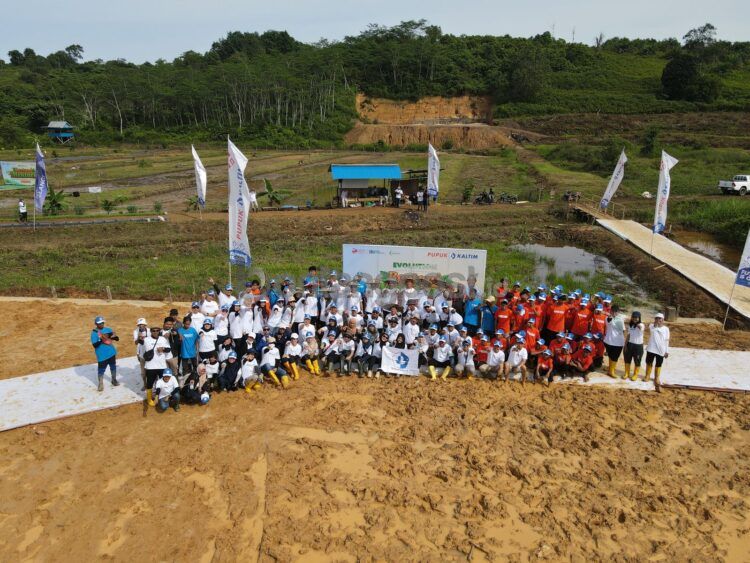Pupuk Kaltim ajak karyawan ikut meningkatkan produktivitas sektor pertanian di kawasan binaan PKT Hidayatullah Desa Suka Rahmat, Kecamatan Teluk Pandan Kutai Timur, Rabu (21/6/2023)
