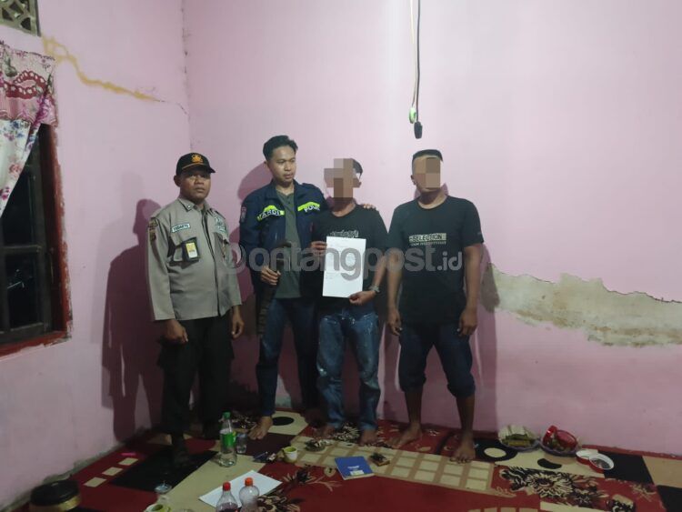 Bhabinkamtibmas Guntung (dua dari kiri) menyelesaikan perkara pengancaman menggunakan sajam secara damai