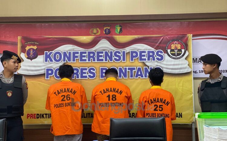 Tersangka kasus korupsi dana desa Sambera, Marangkayu (paling kanan) kini ditahan di Mapolres Bontang