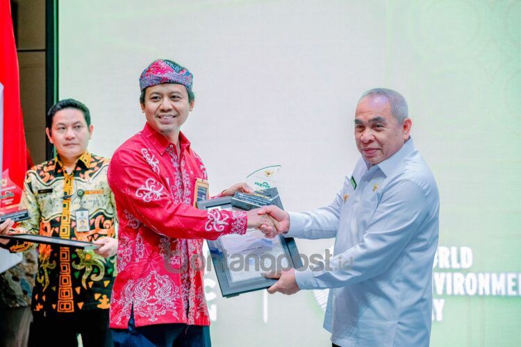 Penghargaan Properda Emas diterima SVP Teknologi Pupuk Kaltim Achmad Rois, dari Gubernur Kaltim Isran Noor pada peringatan Hari Lingkungan Hidup Sedunia 2023 di Mercure Hotel Samarinda