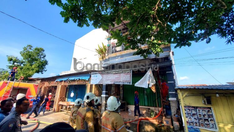 Petugas Disdamkartan Bontang tengah melakukan pendinginan di sebuah rumah di Loktuan yang nyaris terbakar (Lutfi/bontangpost.id)