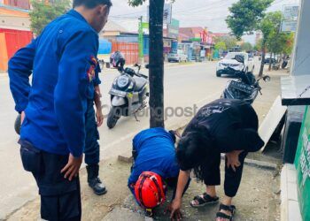 Disdamkartan Bontang Selamatkan Ponsel Wartawan yang Tercebur ke Got