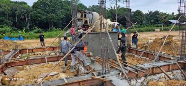 Proses pembangunan pondasi replika Kesultanan Kutai di Guntung (Lutfi/bontangpost)