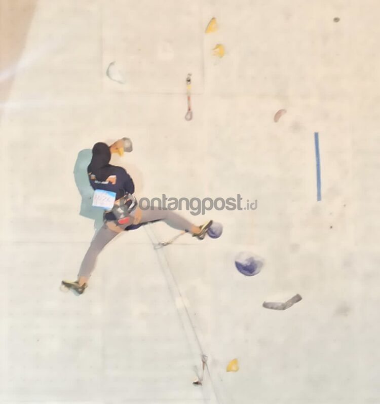 Ussy Aprilianti saat melakukan pemanjatan.
