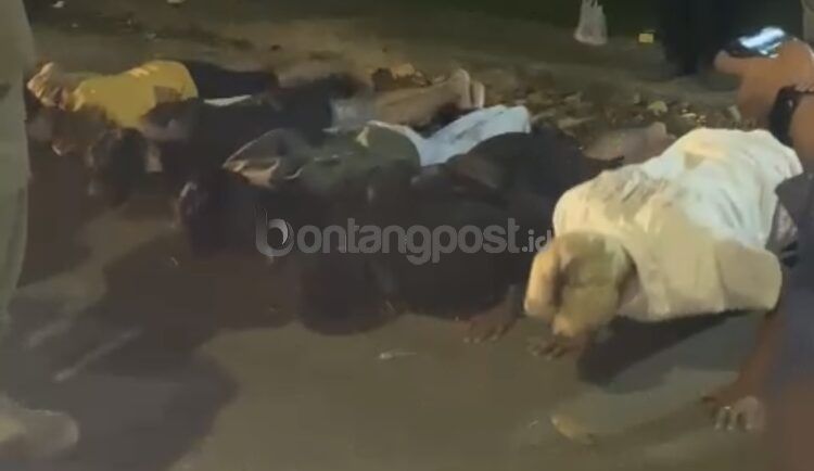 Pemuda yang terjaring patroli gabungan Kelurahan Satimpo dihukum push up (Ist)