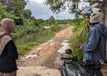Bertahun-tahun Jalan Rusak Parah di Bontang Kuala, Warga Perbaiki Pakai Dana Pribadi
