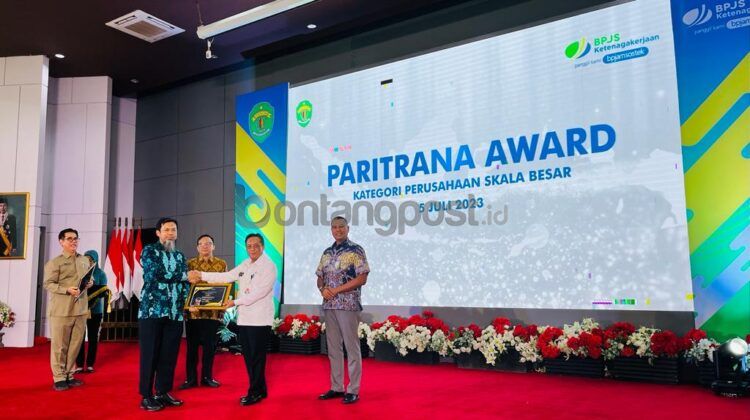 PT KNI menerima Piagam Paritrana Award dari Provinsi Kaltim