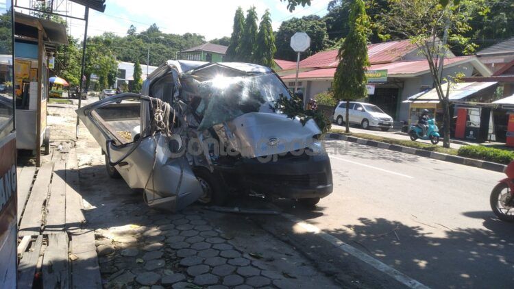 Mobil yang dikendarai oleh seorang remaja mengalami ringsek, nyawa pengendara pun tidak dapat diselamatkan (Jelita/bontangpost.id)