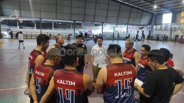 Atlet Basket Kaltim melakukan latihan sebelum bertanding dalam ajang Pornas Cup 2023