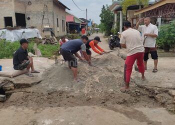 Warga Api-Api Iuran Perbaiki Jalan Rusak