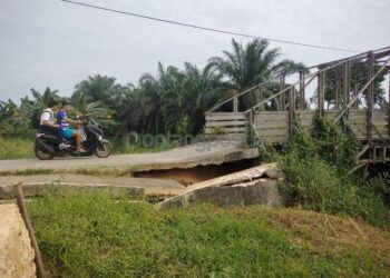 Diduga Terkikis Banjir, Jembatan Menuju SMK Nusantara Ambrol