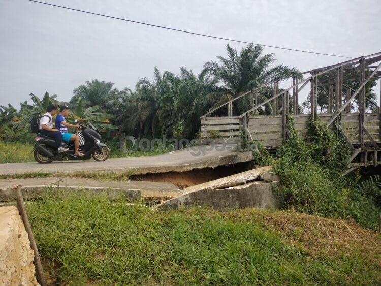 Jembatan menuju SMK Nusantara butuh perbaikan (Jelita/bontangpost.id)