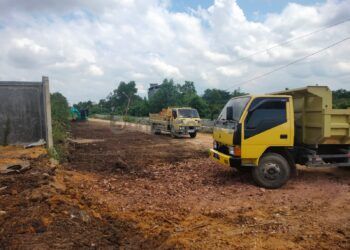 Lagi, Warga Bontang Kuala Sewa Sendiri Alat Berat untuk Perbaiki Jalan Rusak