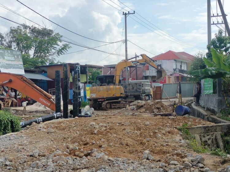 Progres pengerjaan Jembatan Pontianak, Kelurahan Gunung Telihan  telah memasuki tahap pemasangan tiang pancang dan meratakan pagar pembatas (Jelita/bontangpost.id)