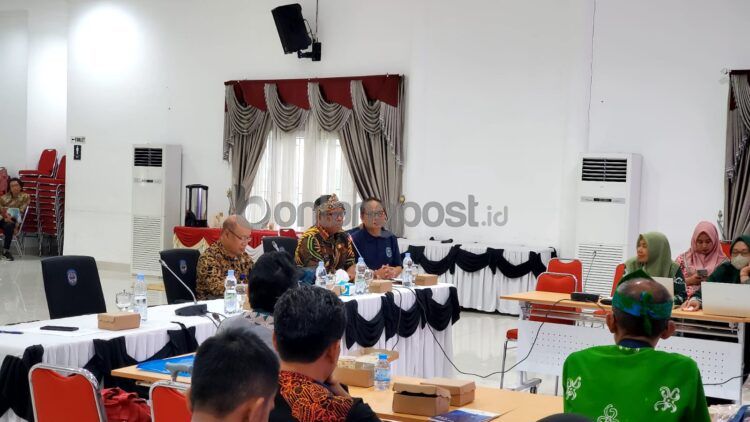Wali Kota Basri Rase kecewa banyak pejabat dan pegawai terlambat datang saat rapat (Lutfi/bontangpost.id)