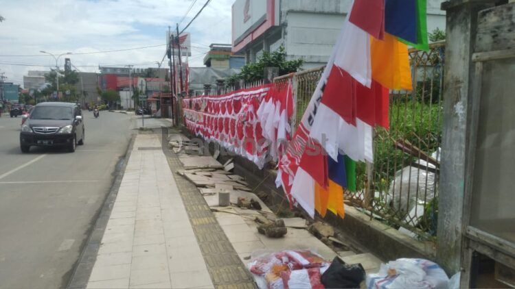 Pedagang bendera dan pernak-pernik HUT RI mulai terlihat di Jalan Ahmad Yani (Jelita/bontangpost.id)