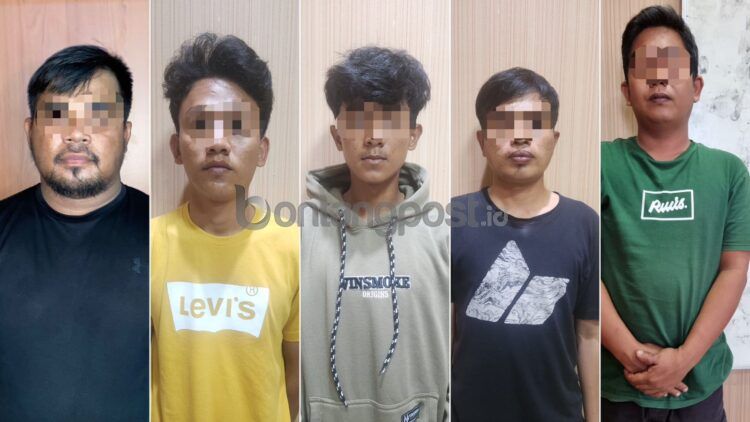 Pengetap (ujung kiri), tiga operator (tengah) dan pengawas (ujung kanan) diringkus Tim Rajawali Polres Bontang akibat kecurangan penimbunan BBM jenis pertalite di SPBU wilayah Bontang Selatan