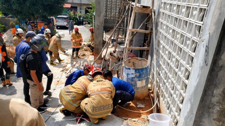 Percikan api dari jargas yang bocor di KM 6 berhasil diatasi petugas Disdamkartan Bontang (Lutfi/bontangpost.id)